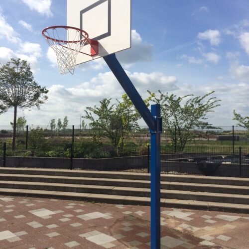 Basketbalpaal Rothe+ 44 Basketbaldoel model Rothe+.. Verselbare basketbalpalen waar u jarenlang plezier van heeft en een aanwinst voor ieder speel- en schoolplein